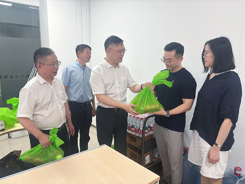 點滴關懷到一線!冶金物資開展高溫“送清涼”慰問